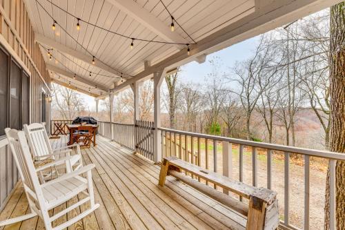5 Mi to Beaver Lake Family Cabin with Game Room