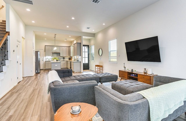 5 Mi to Downtown - Chic Home w/Patio in Houston!