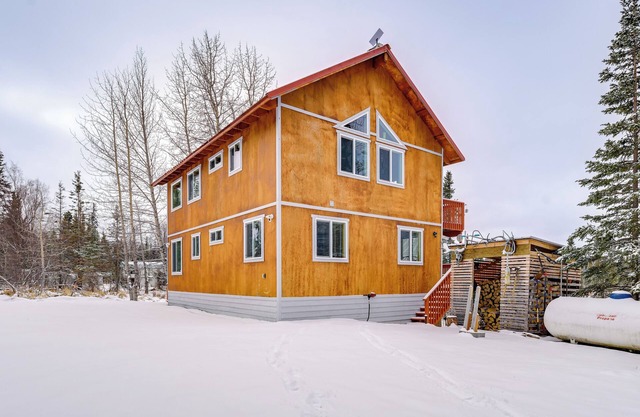 5 Mi to Kasilof River: Forest-View Retreat w/Deck