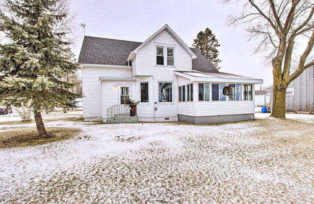 5 Mi to Point Beach State Forest: Home w/Fire Pit