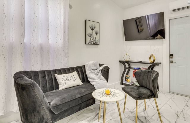 5 Mi to Sawgrass Mills: Couple’s Retreat w/Patio