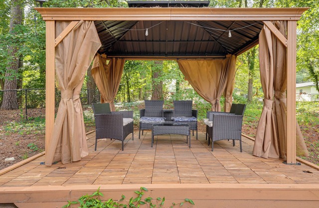 5 Mi to Town: Pet-friendly Retreat in Marietta!