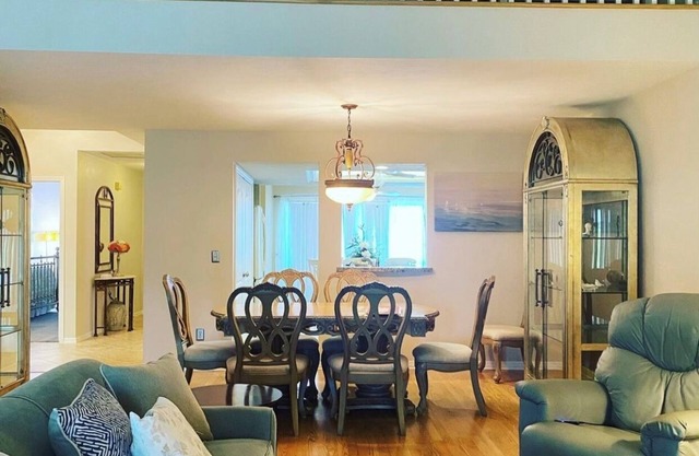 5 miles from downtown Naples 5th Avenue!