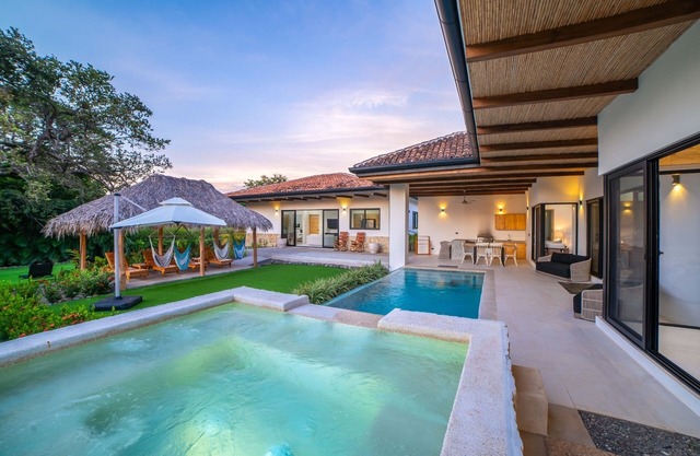5 Min Drive to the Beach, Private Heated Jacuzzi - Sleeps 20