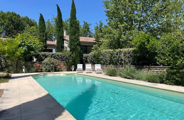 5 min from Goult village: Modern open-plan house, lap pool and stunning views