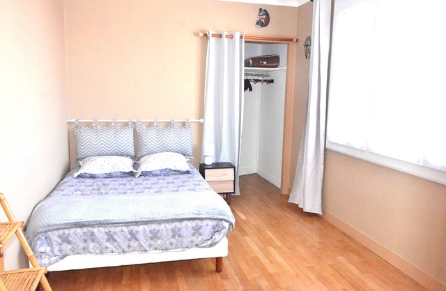 5 min from town center, 3-bedroom furnished apartment, approx. 70m2, 2nd floor.