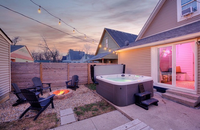 5 Min Lucas Oil~HOT TUB~Backyard Retreat~DT Indy!