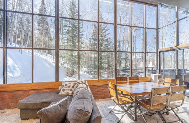 5 min to lifts - Hot Tub - Free Car -Mountain Views - Privacy