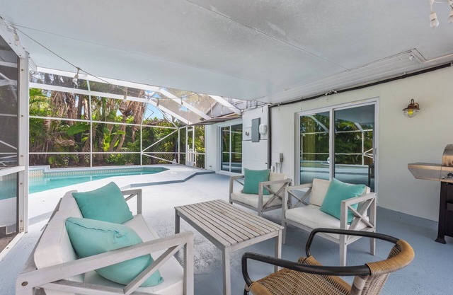 5 min Walk to Beach ~ King Bed ~ Beach Chairs