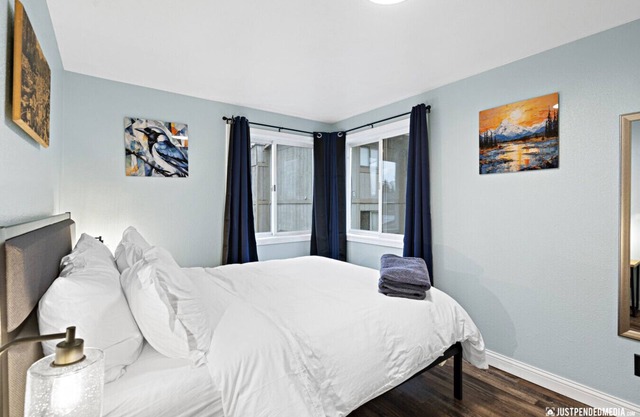 5 Min walk to restaurants/cafes, 8 min drive to airport, 10 min walk to trails.