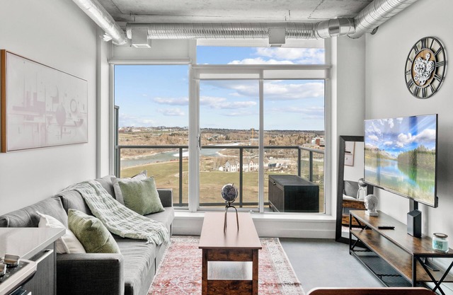 5 min Walk to Saddledome | King Bed | Sofa Bed | AC | Beside Fort Calgary