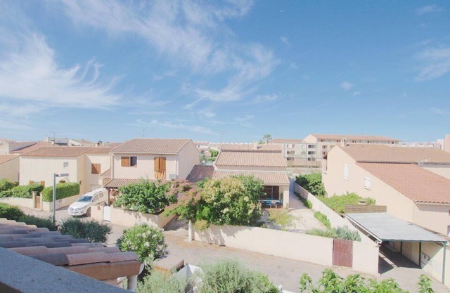 5 min walk to the beach, quiet location, sleeps 4, fully equipped with storeroom, parking and.