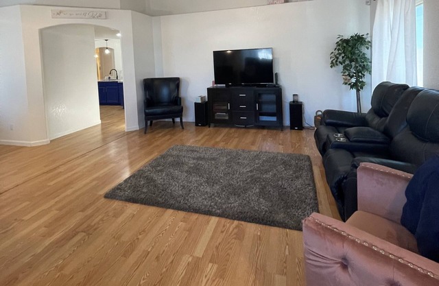 5 mins from State Farm Stadium