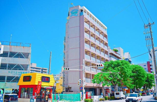 5-minute walk from Kokusai-dori Avenue! Within 5 minutes walk from Yui Rail station! It is a weekly/monthly hotel located in the central area of Naha City.