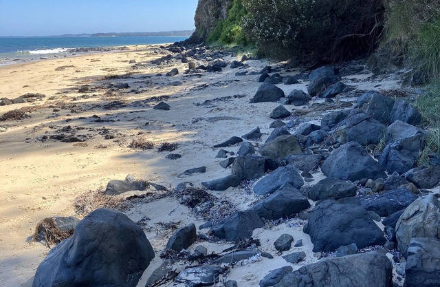 5 minute walk to Merricks Beach from comfortable beach shack