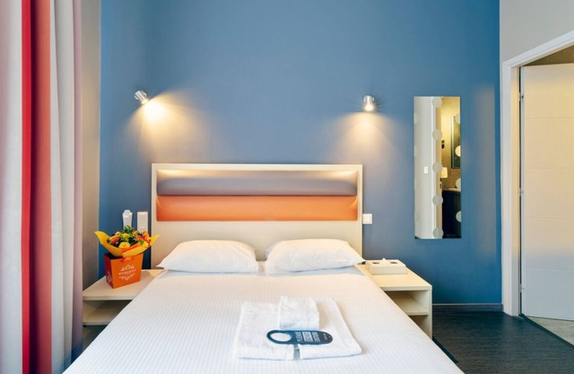 5 Minutes by Foot Away From The National University Library! Pets Are Welcome!