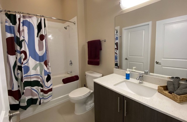 5 minutes from Airport! Family-sized rental