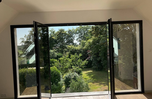 5 minutes from the sea, apartment in the heart of a large garden. Pets allowed