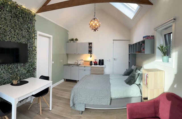 5 minutes walking distance from the sea, boulevard and city!