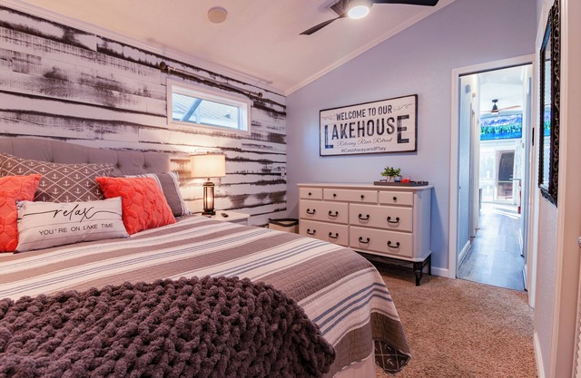 5-Star/2-BR Boathouse Fully Remodeled-Directly on the Flint River w/Amazing Deck