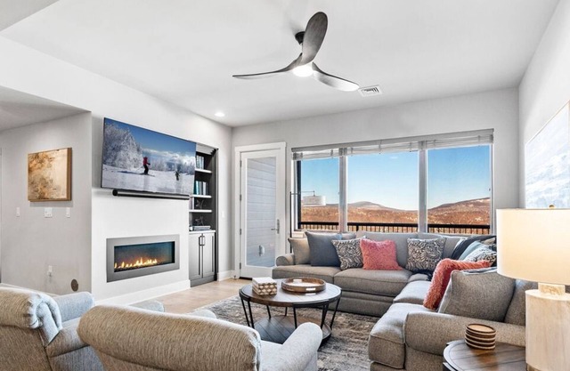 5-Star Lux Condo, Heated Pool, Hot Tub, Ski in/out @ Windham