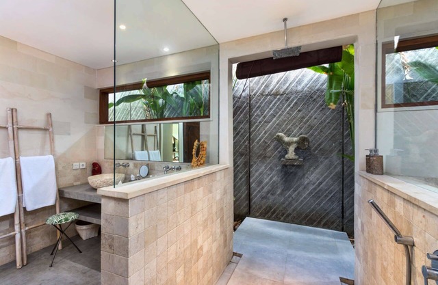 5 Star Villa in Bali, Minutes from the Beach, Bali Villa 2056