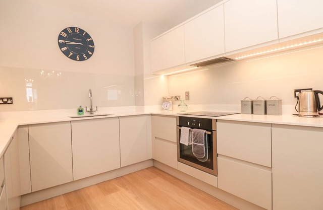 5 THE MANOR HOUSE, HILLFIELD VILLAGE, family friendly in Dartmouth