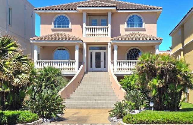 50% off! Direct-to-Beach, OCEANVIEW CASTLE 4300sqft, 6 Bdrms w/6 ensuite baths!