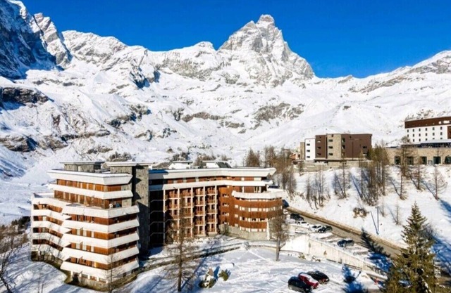 500mt ski lifts/splopes and centre on copper Cervino Mountain & Glacier Paradise