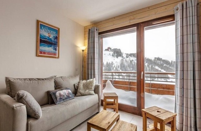 50m from ski slopes, 5th floor, view mountain, balcony, parking, tv, ski locker, 55m², La Plagne