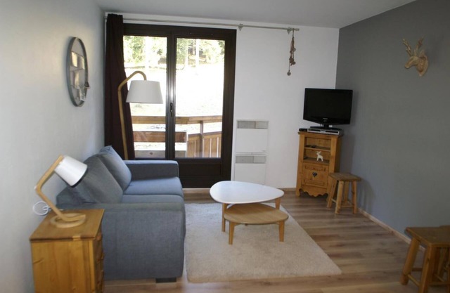 50m from ski slopes, balcony, parking, tv, ski locker, 28m², Les 7 Laux