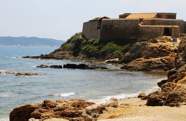 50m from the beach, 2 apartments side by side, sea view, tip of the Giens peninsula