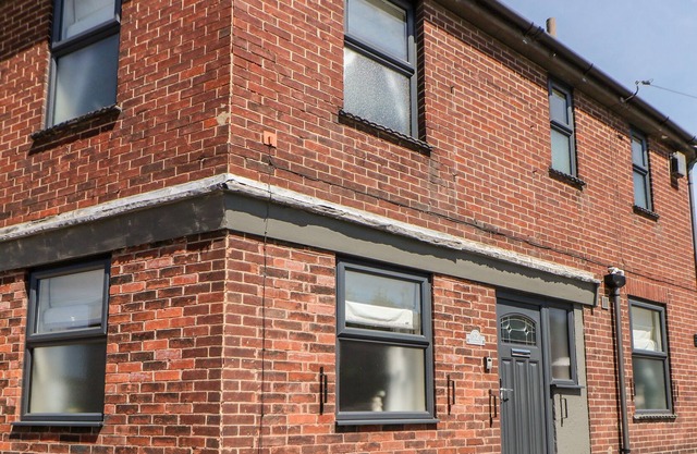 52 COMPTON, family friendly, character holiday cottage in Ashbourne