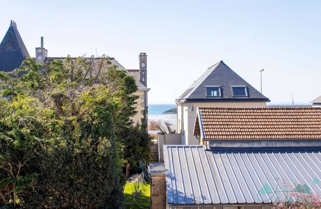 524 - In ERQUY, quiet building "CAP ARMOR" located 200M from the beach