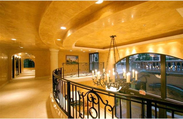 553102 Luxurious Dual-Master Suite