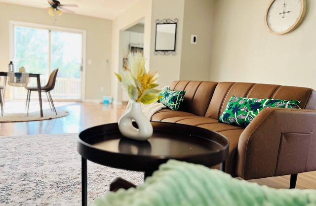 5Bedroom vacation home in prime location w/NETFLIX, king bed, workspace & patio