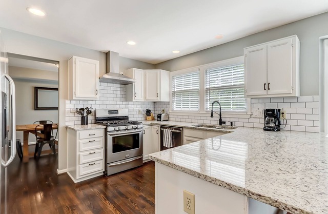 5br 3.5ba Duluth home w movie theater & pool table