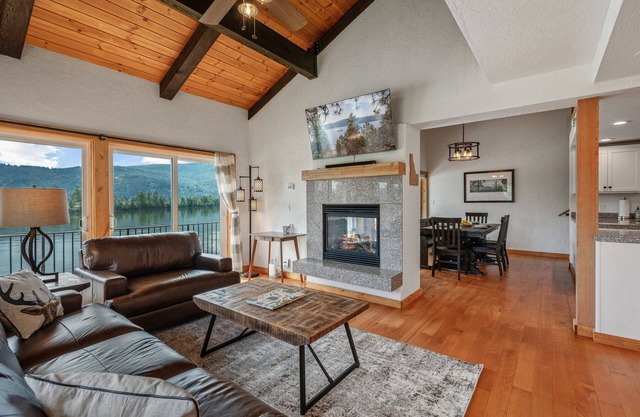 5BR/3BA Lakeside Escape –Walkable to Downtown Sandpoint & Minutes to Schweitzer