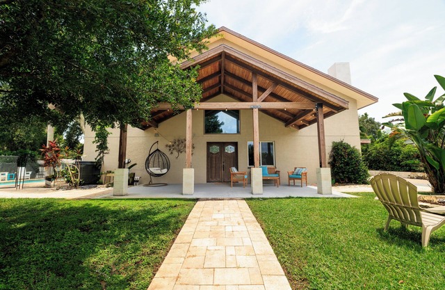 5BR/3BA w/pool! Mins to beach! Perfect for 2+ fams