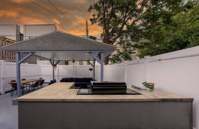 5BR 3BTH House, Steps to Bars,Dining,NYC Access+GameRm+Backyard w/BBQ+parking