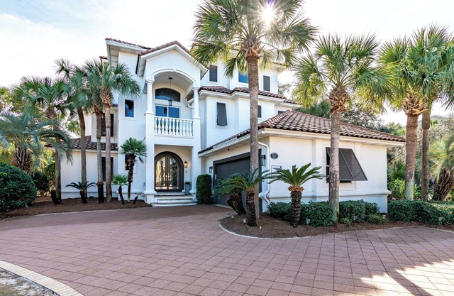 5BR 4 Full + 1 Half Bath Private Pool Walk to Beach