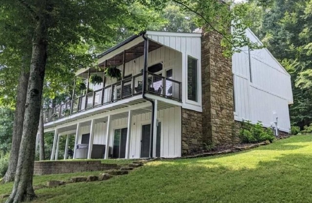 5BR 4BA house on shared lake