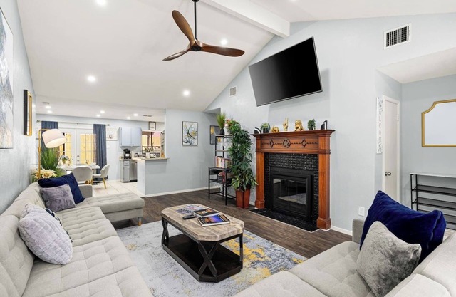 5BR/Game Room/Hot Tub/Big Yard/Sleeps 16/15 min DT