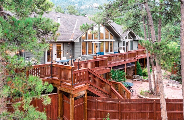 5BR Pikes Peak Estate View- Fire Pit & Hot Tub
