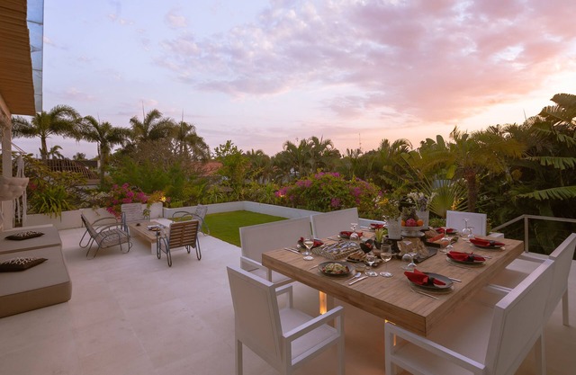 5BR Tropical Garden Villa In Central Seminyak - Romantic View!