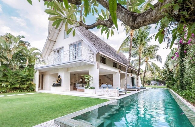 5BR Villa W/Tranquil Tropical Garden Located In Central Seminyak!