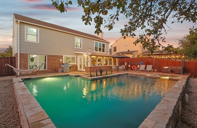 5BR w/Backyard Paradise, Pool, Cinema, Games