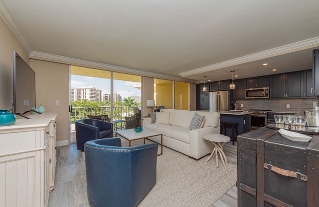 5th Fl condo, steps to JW Marriott & Beach, Sunset Views, walk to restaurants