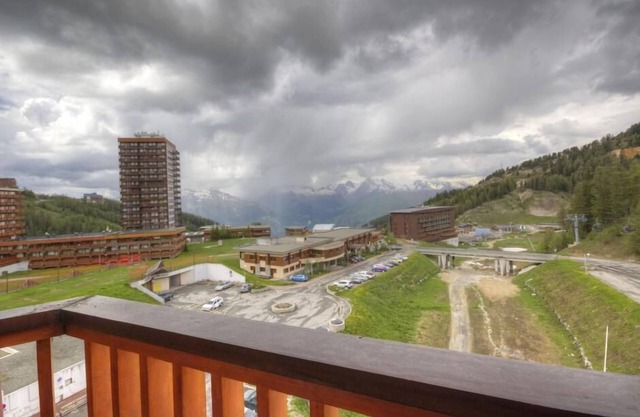 5th floor, view mountain, balcony, tv, ski locker, 16m², La Plagne