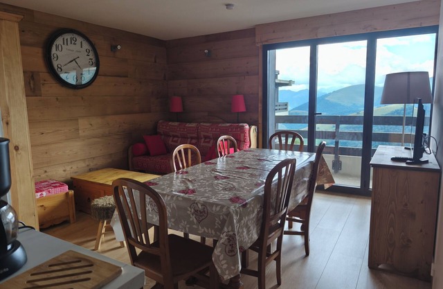 6-8 person apartment at the foot of the slopes in Peyragudes on the Les Agudes side.